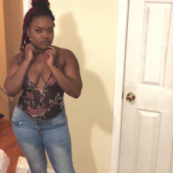 Meet your Posher, Sierra - Picture 1 of 1